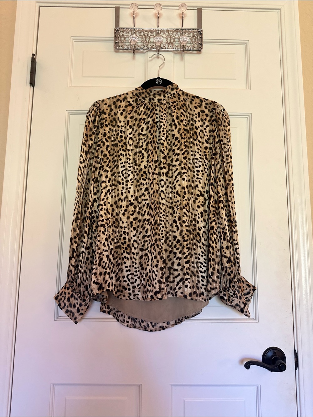 Vince Camuto Leopard print blouse. - M